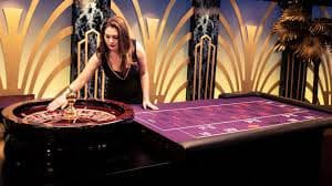Live casino dealer streaming to Filipino players on sportsplus mobile